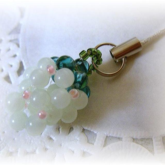 * handmade *　蓄光ビーズのストラップ♡いちご⑦ ハンドメイドのスマホケース/アクセサリー(スマホストラップ/チャーム)の商品写真