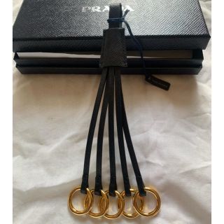 プラダ(PRADA)の新品　【プラダ】　リングチャーム ストラップ　キーホルダー　1TL117 黒(キーホルダー)