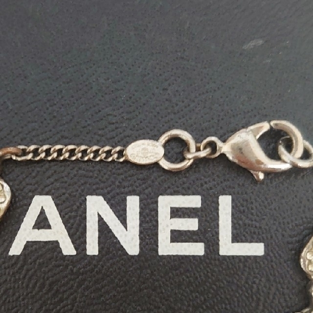 CHANEL(シャネル)の CHANEL❤️ラインストーンカメリアブレスレット レディースのアクセサリー(ブレスレット/バングル)の商品写真