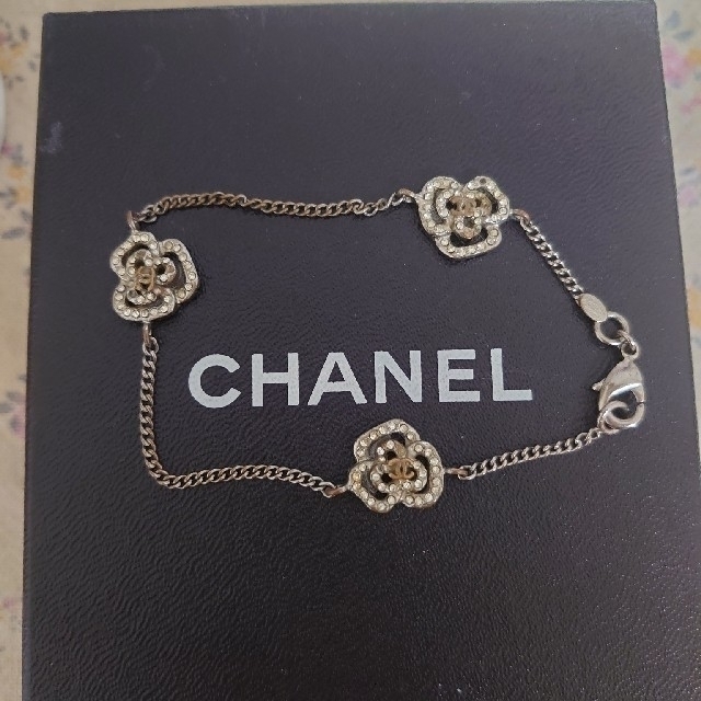 CHANEL(シャネル)の CHANEL❤️ラインストーンカメリアブレスレット レディースのアクセサリー(ブレスレット/バングル)の商品写真