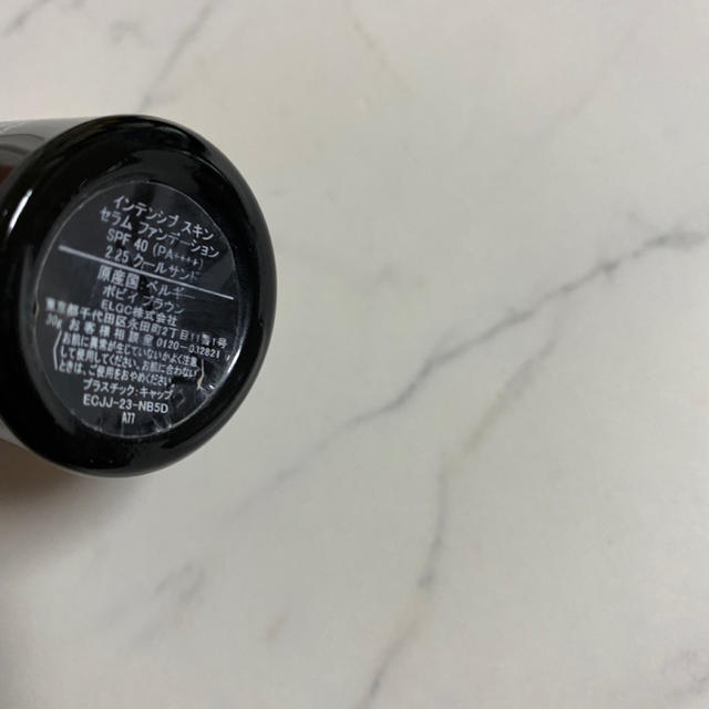 BOBBI BROWN(ボビイブラウン)の ボビイ ブラウンインテンシブスキンセラムファンデーション2.25 クールサンド コスメ/美容のベースメイク/化粧品(ファンデーション)の商品写真