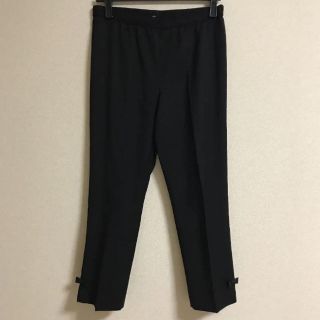 トゥービーシック(TO BE CHIC)の★美品★TO BE CHIC トゥービーシック　テーパードパンツ　黒(クロップドパンツ)