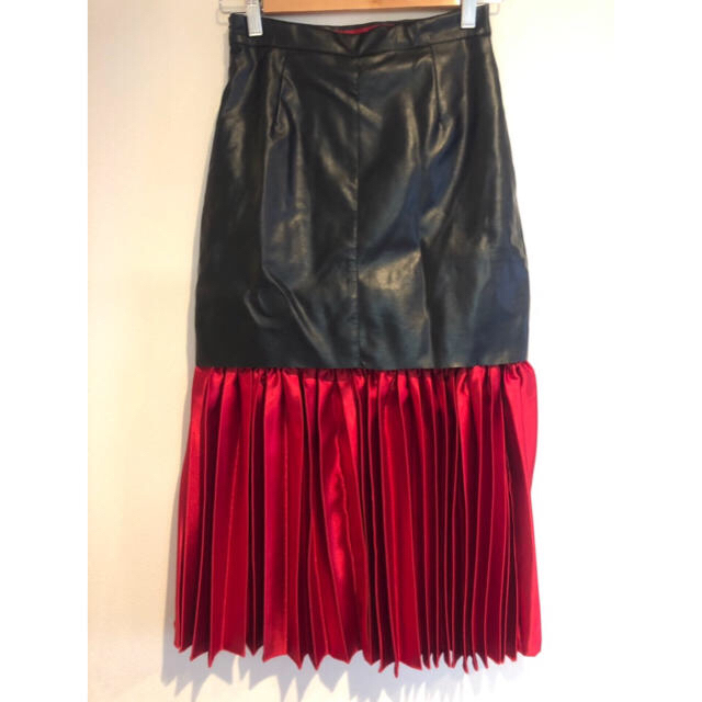Ameri VINTAGE(アメリヴィンテージ)のレザーとサテンの綺麗なスカート レディースのスカート(ひざ丈スカート)の商品写真