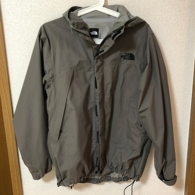 THE NORTH FACE(ザノースフェイス)のTHE NORTH FACEドットショットジャケット Ｓ グレージュ メンズのジャケット/アウター(ナイロンジャケット)の商品写真