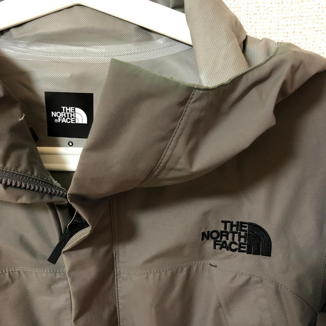 THE NORTH FACE(ザノースフェイス)のTHE NORTH FACEドットショットジャケット Ｓ グレージュ メンズのジャケット/アウター(ナイロンジャケット)の商品写真