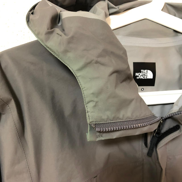 THE NORTH FACE(ザノースフェイス)のTHE NORTH FACEドットショットジャケット Ｓ グレージュ メンズのジャケット/アウター(ナイロンジャケット)の商品写真