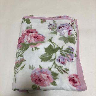 ローラアシュレイ(LAURA ASHLEY)のローズ柄ハーフ ローラアシュレイ(毛布)