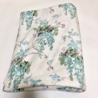 ローラアシュレイ(LAURA ASHLEY)のウィステリア柄①ブルーバスシート ローラアシュレイ(毛布)