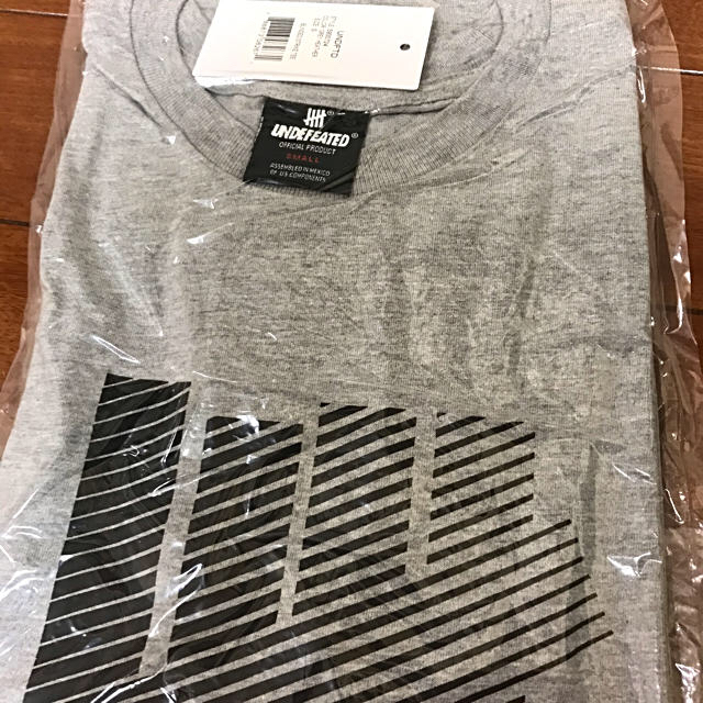 UNDEFEATED(アンディフィーテッド)のUNDEFETED Tシャツ Sサイズ　アンディフィーテッド　★ Grey ★ メンズのトップス(Tシャツ/カットソー(半袖/袖なし))の商品写真