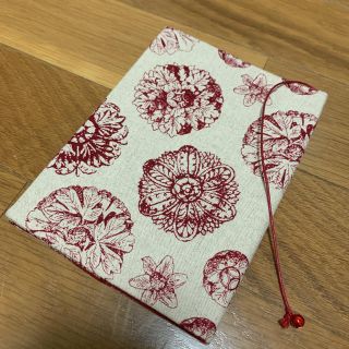 エンブレム 花柄 赤 ベージュ ブックカバー 文庫本 ハンドメイド(ブックカバー)