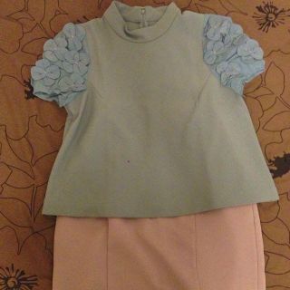 ドットアンドストライプスチャイルドウーマン(Dot&Stripes CHILDWOMAN)の袖フラワートップス(カットソー(半袖/袖なし))