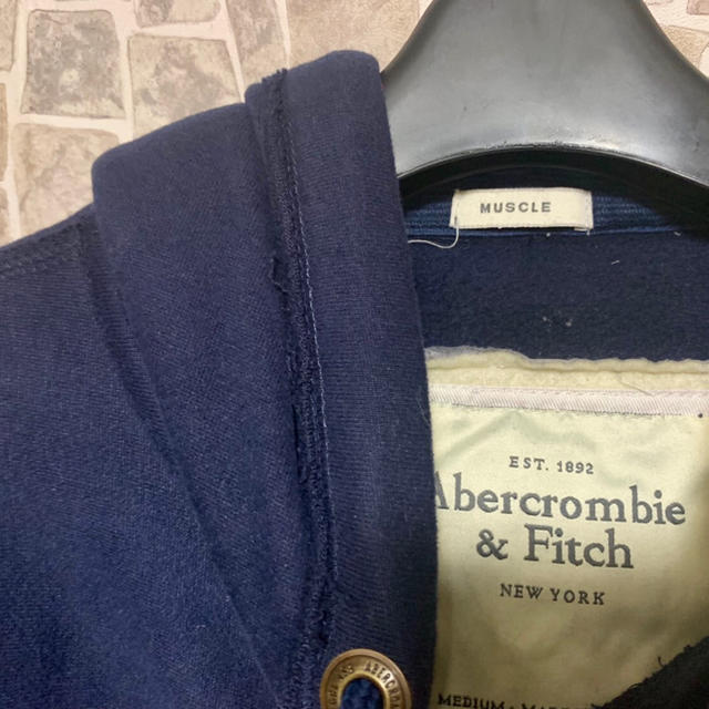 Abercrombie&Fitch(アバクロンビーアンドフィッチ)のアバクロ　パーカー　紺　 メンズのトップス(パーカー)の商品写真