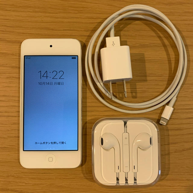 iPod touch(アイポッドタッチ)のiPod touch （第6世代）32GB シルバー スマホ/家電/カメラのスマートフォン/携帯電話(スマートフォン本体)の商品写真