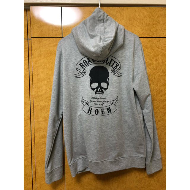 Roen(ロエン)の美品！　ロエン　ROENパーカー　Mサイズ　グレーカラー　ドクロのラメあり メンズのトップス(パーカー)の商品写真