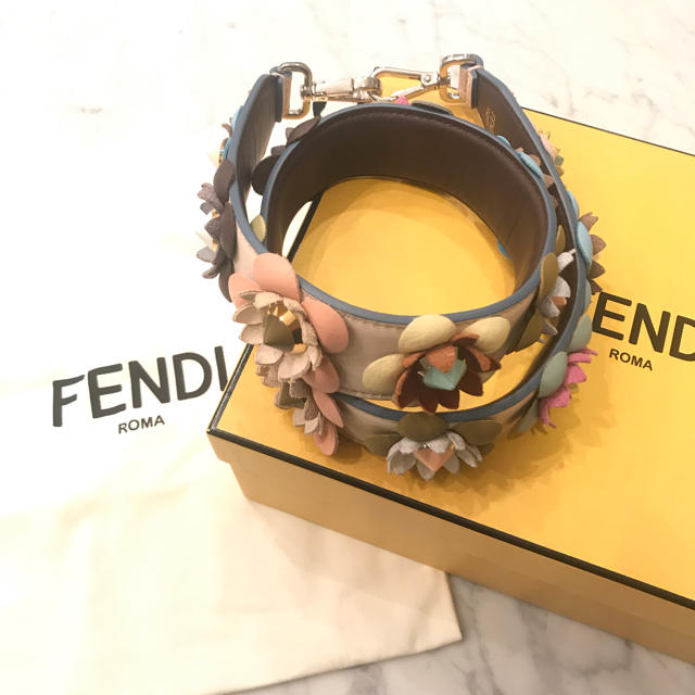 FENDI - ［新品］FENDIストラップユー フラワー