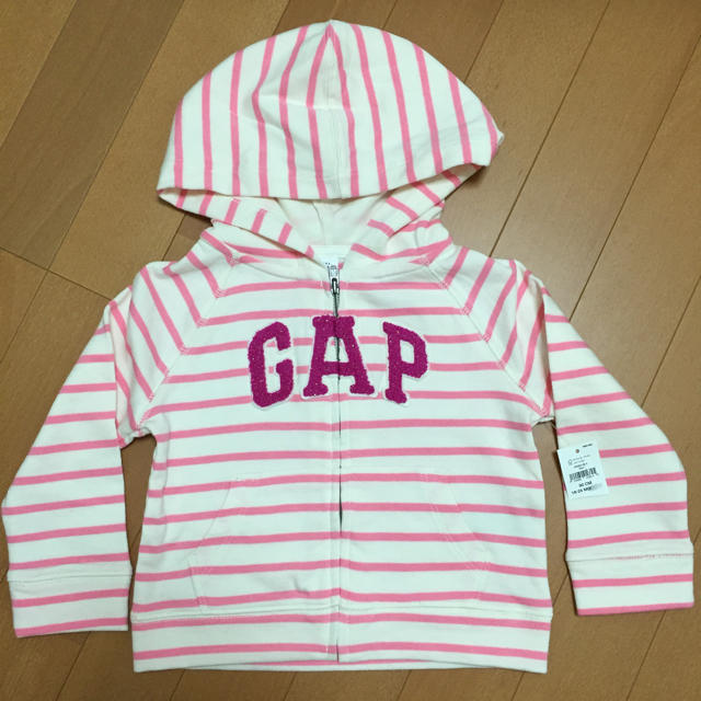 babyGAP(ベビーギャップ)の新品 babygap  ピンクボーダー柄 パーカー サイズ90 キッズ/ベビー/マタニティのキッズ服女の子用(90cm~)(ジャケット/上着)の商品写真