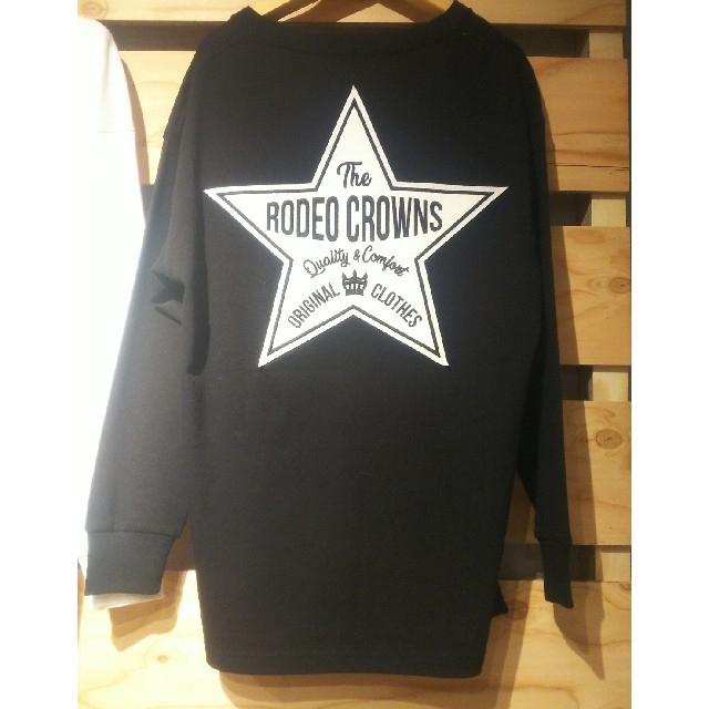 RODEO CROWNS WIDE BOWL(ロデオクラウンズワイドボウル)のテラ松ロンTブラック レディースのトップス(Tシャツ(長袖/七分))の商品写真