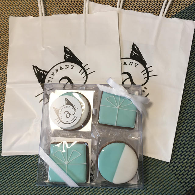 Tiffany & Co.(ティファニー)のティファニーキャットストリートお菓子、紙袋2枚 食品/飲料/酒の食品(菓子/デザート)の商品写真