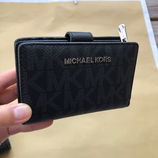 マイケルコース二つ折り財布MKブラック大きいプリント