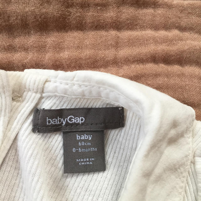 babyGAP(ベビーギャップ)のBabyGap 丸襟 長袖 ロンパース 60 キッズ/ベビー/マタニティのベビー服(~85cm)(ロンパース)の商品写真