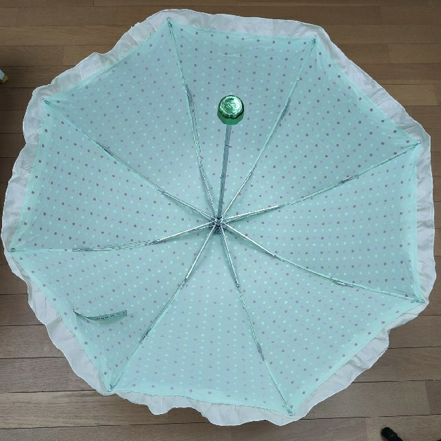 フリル付きドット模様の折りたたみ傘 レディースのファッション小物(傘)の商品写真