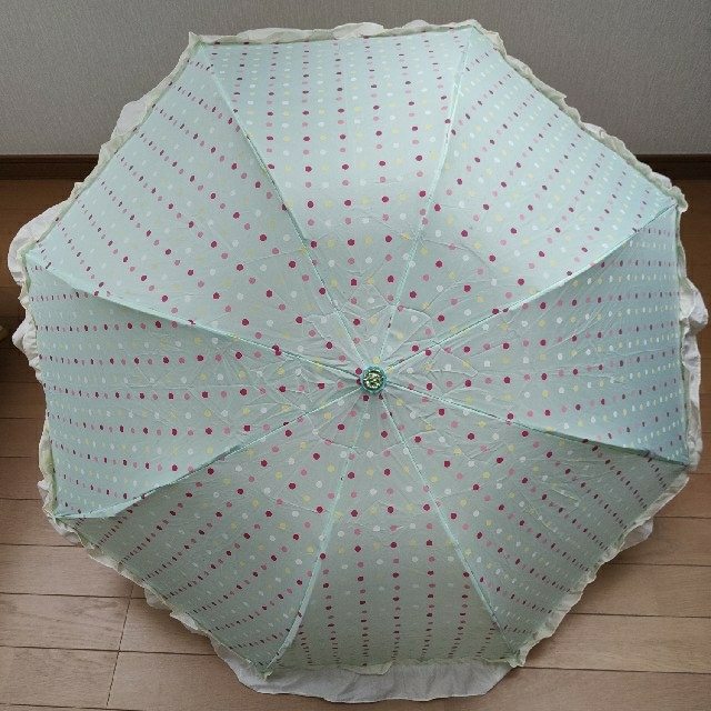 フリル付きドット模様の折りたたみ傘 レディースのファッション小物(傘)の商品写真