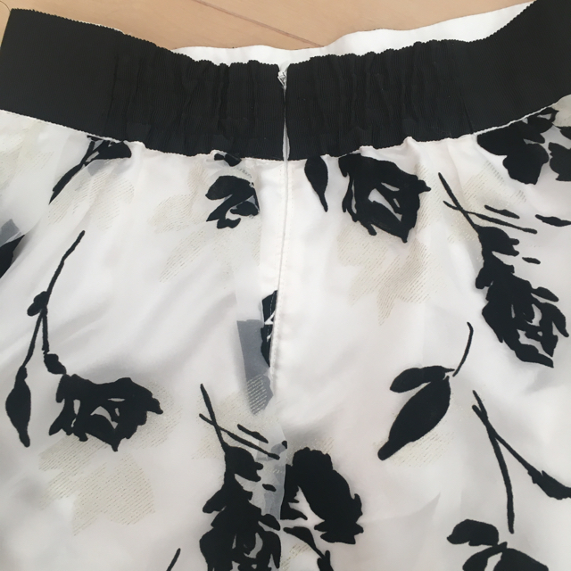 L'EST ROSE(レストローズ)のL'EST ROSE フロッキー花柄スカート レディースのスカート(ひざ丈スカート)の商品写真