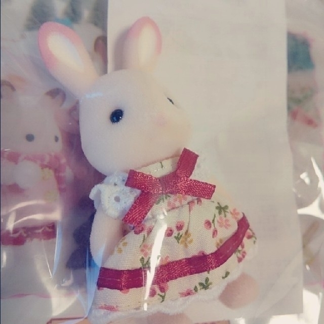 EPOCH(エポック)のシルバニアファミリー人形 ももいろウサギの女の子 旧バージョン キッズ/ベビー/マタニティのおもちゃ(ぬいぐるみ/人形)の商品写真