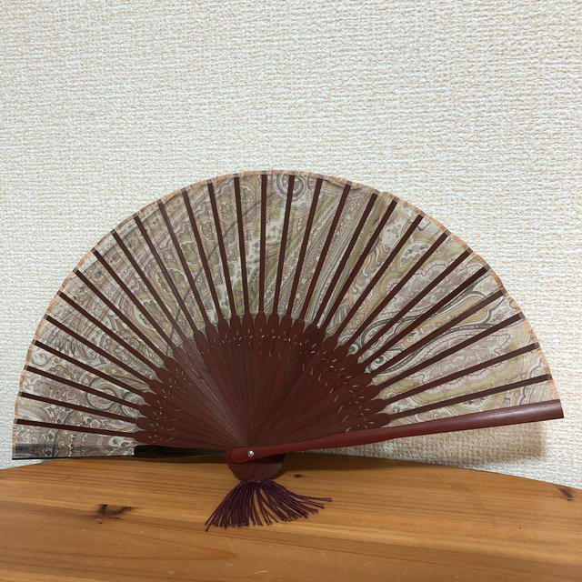 扇子　メンズ　茶　ペイズリー柄 メンズの水着/浴衣(和装小物)の商品写真