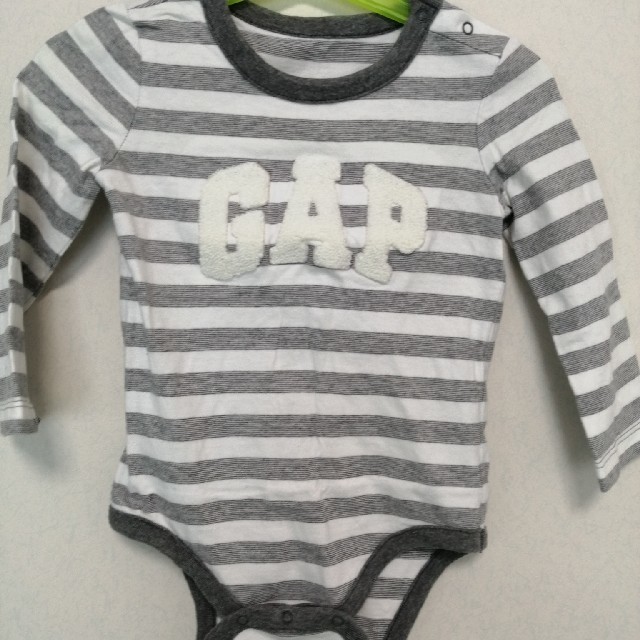 babyGAP(ベビーギャップ)の長袖Tシャツロンパース90cm キッズ/ベビー/マタニティのキッズ服男の子用(90cm~)(Tシャツ/カットソー)の商品写真