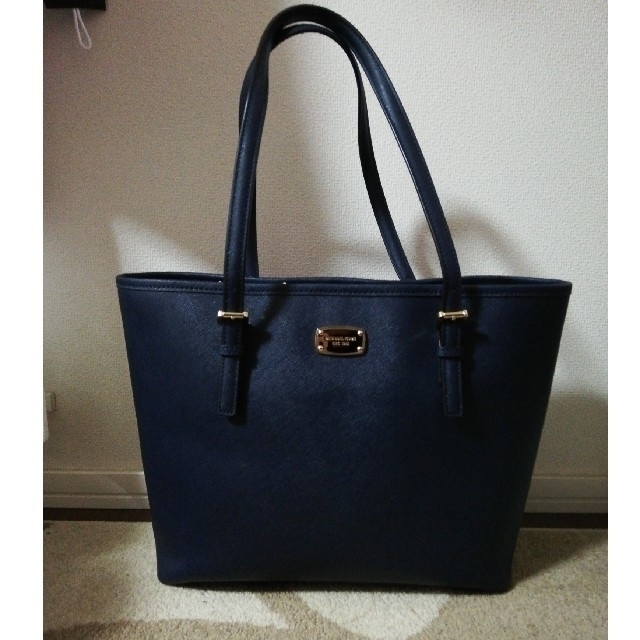 Michael Kors(マイケルコース)の【みづき様専用】MICHAEL KORS　ショルダーバッグ　A4サイズ レディースのバッグ(ショルダーバッグ)の商品写真