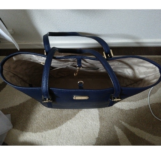 Michael Kors(マイケルコース)の【みづき様専用】MICHAEL KORS　ショルダーバッグ　A4サイズ レディースのバッグ(ショルダーバッグ)の商品写真