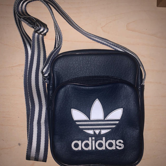 adidas(アディダス)のadidas メンズのバッグ(ショルダーバッグ)の商品写真