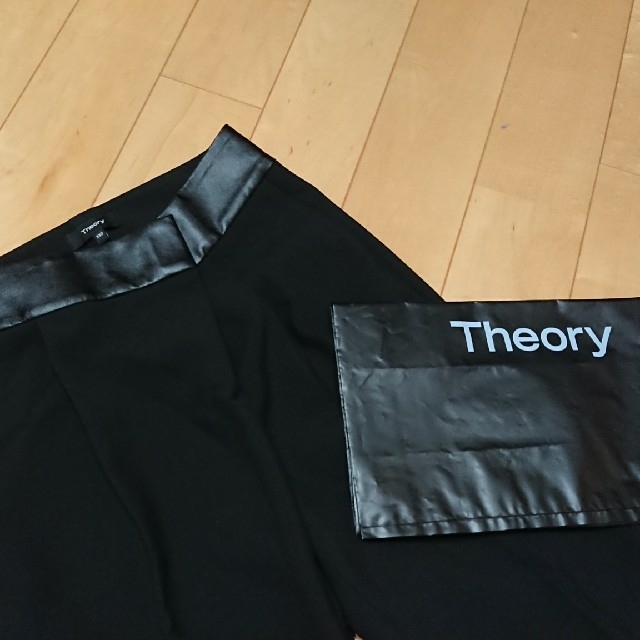 theory(セオリー)の新品同様TheoryセオリーテーパードクロップドパンツXXO黒 レディースのパンツ(クロップドパンツ)の商品写真