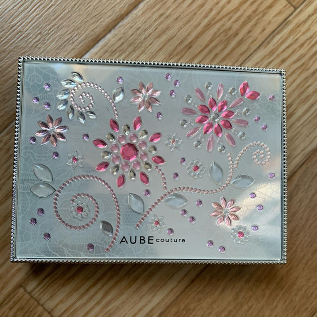 AUBE couture(オーブクチュール)のオーブクチュールデザイニングジュエルコンパクトH WT02 コスメ/美容のベースメイク/化粧品(アイシャドウ)の商品写真