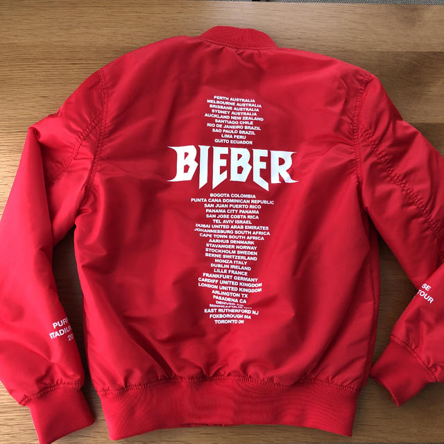 H&M(エイチアンドエム)のJUSTIN  BIEBER コラボスカジャン エンタメ/ホビーのタレントグッズ(ミュージシャン)の商品写真