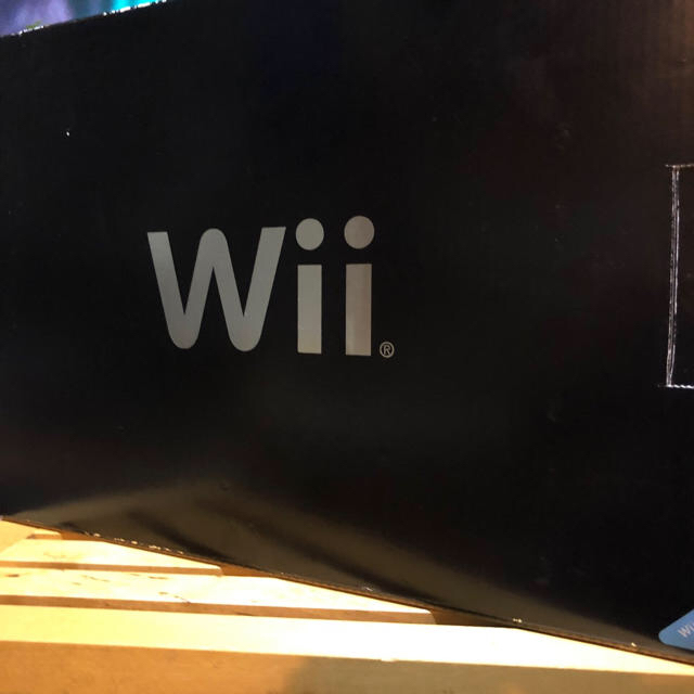 Wii(ウィー)のWii クロ （Wiiモーションプラス クロ付） エンタメ/ホビーのゲームソフト/ゲーム機本体(家庭用ゲーム機本体)の商品写真