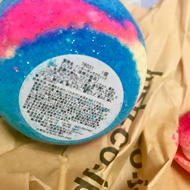 LUSH(ラッシュ)の新品】LUSH / バスボム2個セット＋ふろしき付 ギフト プレゼント 入浴剤 コスメ/美容のボディケア(入浴剤/バスソルト)の商品写真