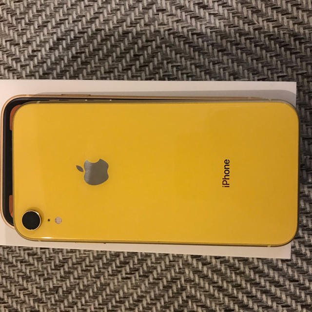 iPhone(アイフォーン)のiPhone XR 128gb イエロー　simフリー化済 スマホ/家電/カメラのスマートフォン/携帯電話(スマートフォン本体)の商品写真