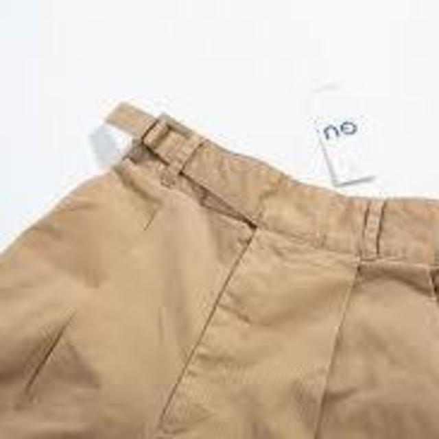 GU(ジーユー)のＧＵ　　ベージュ　ミドル丈　チノ素材　スカート レディースのスカート(ひざ丈スカート)の商品写真