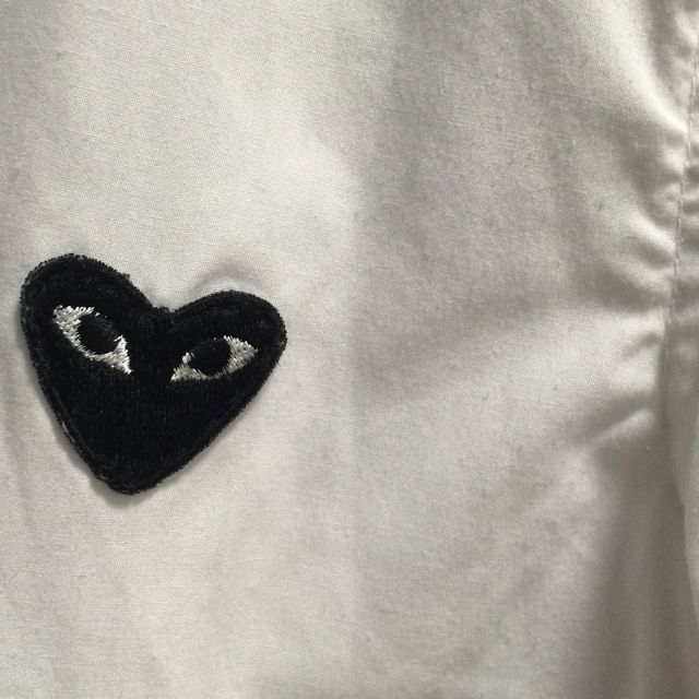 COMME des GARCONS(コムデギャルソン)のPLAYコムデギャルソン白シャツ メンズのトップス(シャツ)の商品写真