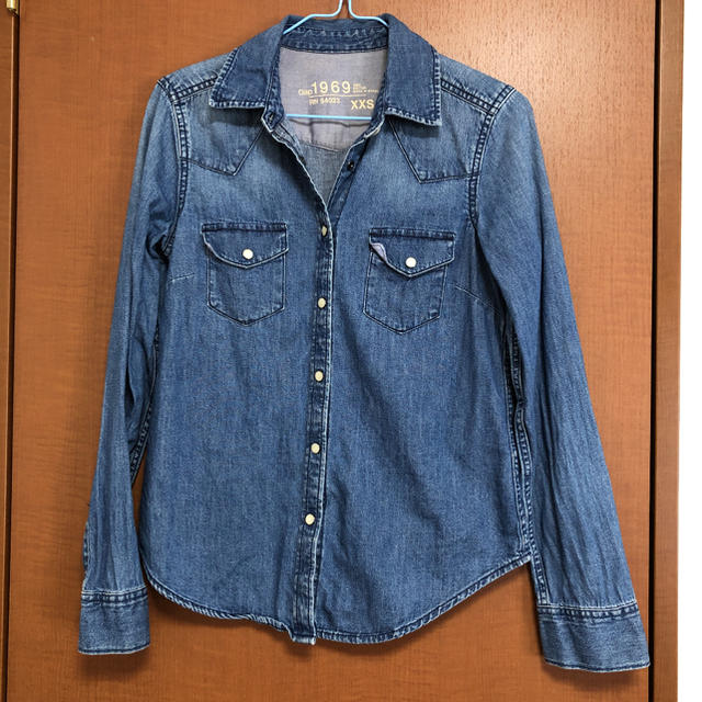 GAP(ギャップ)のGAP(ギャップ) デニムシャツ レディースのトップス(シャツ/ブラウス(長袖/七分))の商品写真