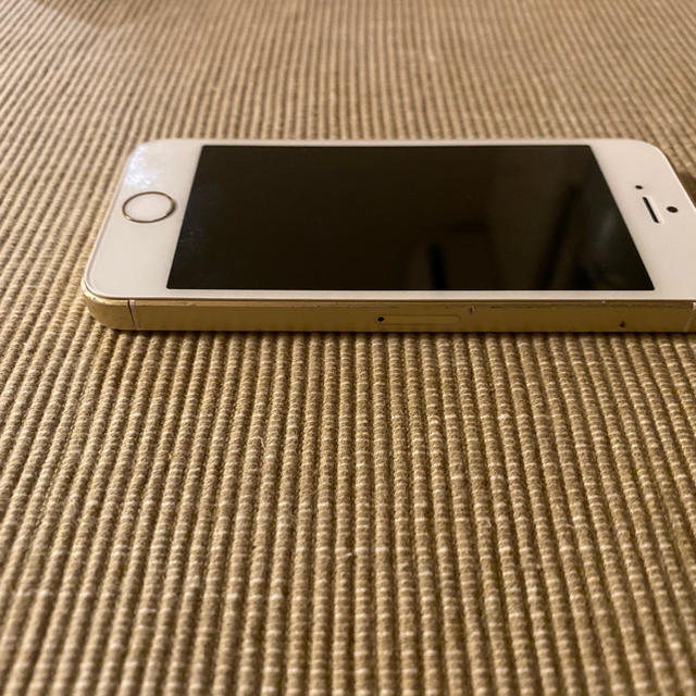 Apple(アップル)のiPhoneSE gold 34gb ymobile スマホ/家電/カメラのスマートフォン/携帯電話(スマートフォン本体)の商品写真