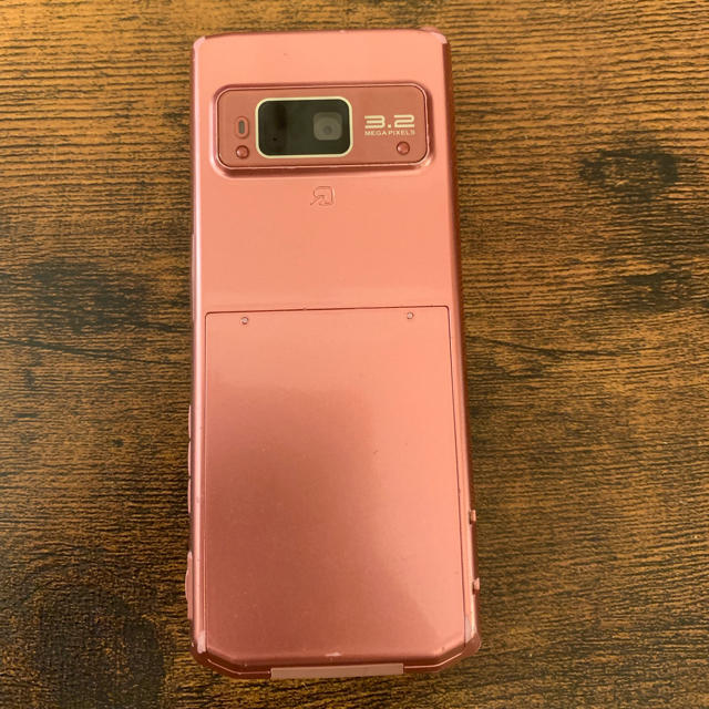 SHARP(シャープ)の送料込み ドコモ 携帯電話 ガラケー ピンク色 SH905i スマホ/家電/カメラのスマートフォン/携帯電話(携帯電話本体)の商品写真