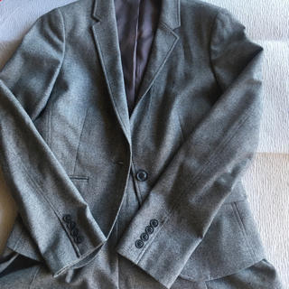 コムサデモード(COMME CA DU MODE)の色は薄いグレーで、ウールのAラインっぽいスカートスーツ。15年くらい前に購入(スーツ)
