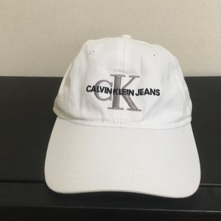 シーケーカルバンクライン(ck Calvin Klein)の美品　カルバンクライン　　　　　　ホワイトキャップ　ロゴ刺繍(キャップ)