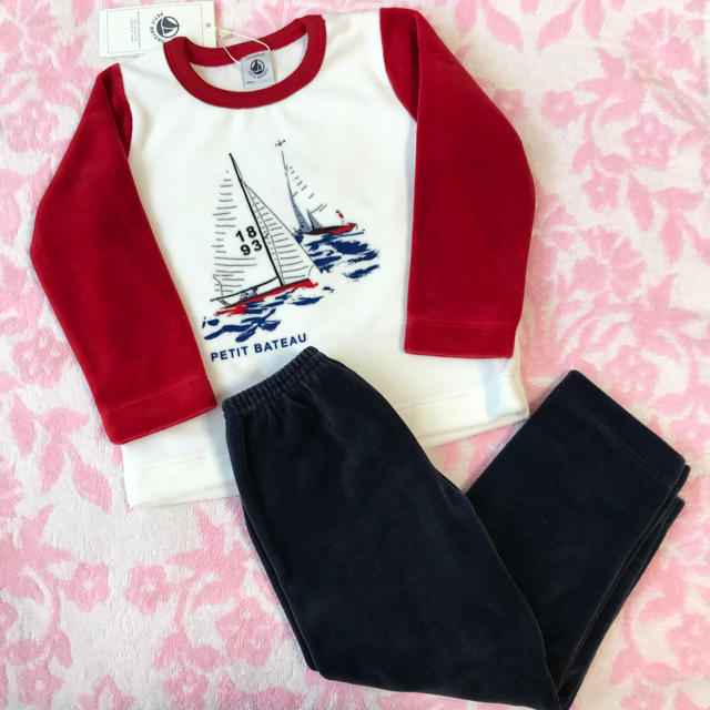 PETIT BATEAU(プチバトー)の【Ritz様専用】新品 プチバトー♡ベロアバイカラープリント長袖パジャマ2ans キッズ/ベビー/マタニティのベビー服(~85cm)(パジャマ)の商品写真