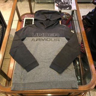 アンダーアーマー(UNDER ARMOUR)のアンダーアーマー　パーカー　(ジャケット/上着)