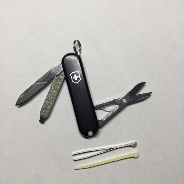 VICTORINOX(ビクトリノックス)のビクトリノックス VICTORINOX クラシックSD 黒 ツール ナイフ スポーツ/アウトドアのアウトドア(登山用品)の商品写真