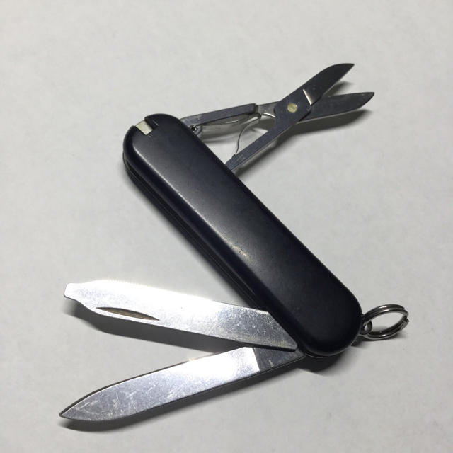 VICTORINOX(ビクトリノックス)のビクトリノックス VICTORINOX クラシックSD 黒 ツール ナイフ スポーツ/アウトドアのアウトドア(登山用品)の商品写真